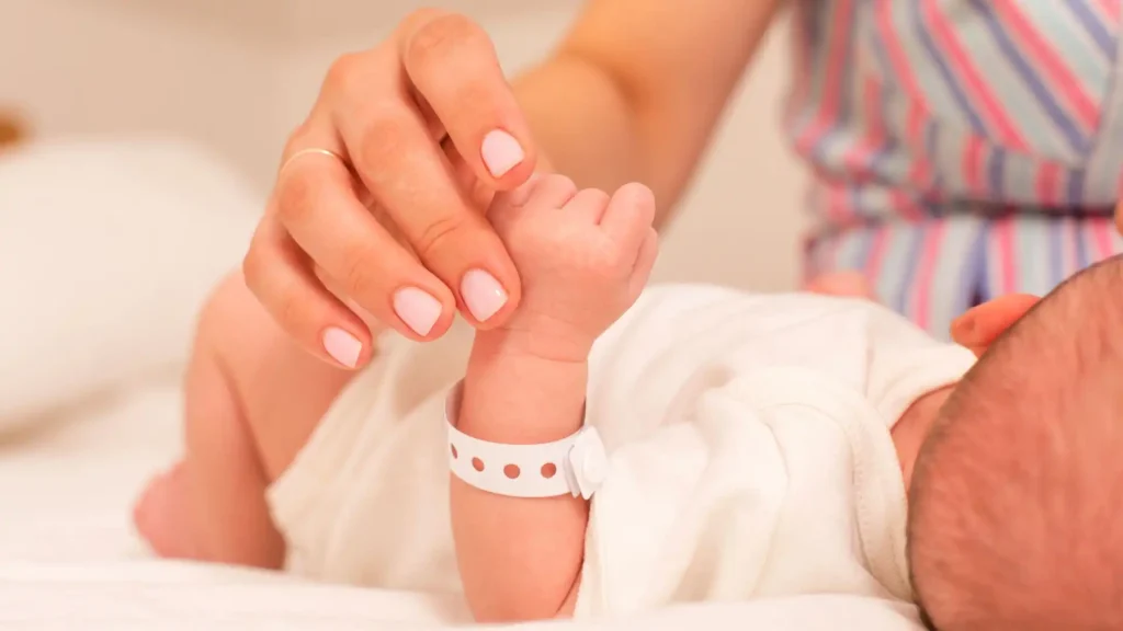 Your Newborn’s First Hours and Days: Top 5 Moments You’ll Never Forget